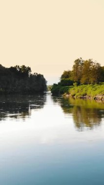 Gün batımında nehir manzarası