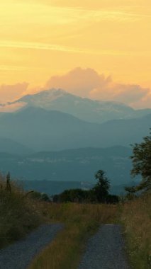 Manzaralı Alp Dağları üzerinde gün batımı