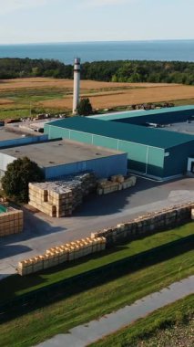 Cherkasy Bölgesi, Ukrayna, 17 Eylül 2018: bitki, kurumsal, Fabrika ambalaj büyük elma. birçok depoları ve endüstriyel binalar, büyük kamyonlar büyük meyve kutuları