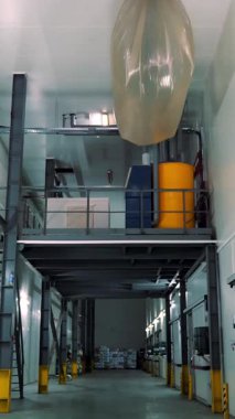 Depo. Tarımda mahsul depolamak için özel büyük soğutma odaları olan bir depo. Elma işi. meyve ve elma depolama.