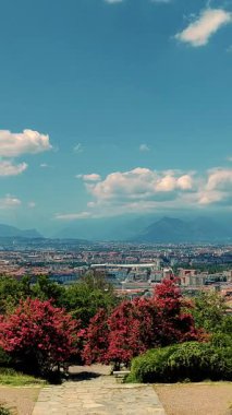 Arka planda Alpler olan Torino Panoraması. İtalya, Piemonte