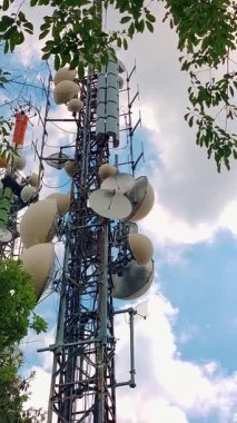 Çok sayıda uydu anteni, radyo ve televizyon anteni olan büyük bir iletişim kulesi..