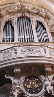 Torin, İtalya, 11 Haziran 2023 Kilisedeki Organ Enstrümanı. Superga Bazilikası 'nın iç mimarisi. Torino. Yüksek kalite 4k görüntü
