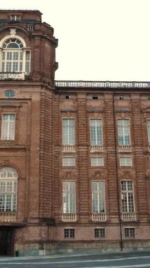 Venedik, Turin, İtalya, 11 Haziran 2023 Venedik Sarayı 'na giriş. Cumhuriyet meydanı. Torino. 4K 'yı tarıyorum. Yüksek kalite 4k görüntü