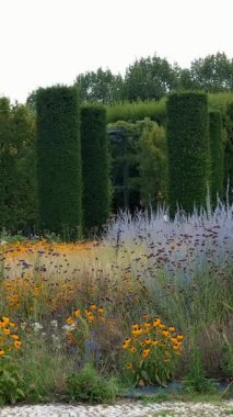 Bahçe. Peyzaj tasarımı. Çok çeşitli çiçekler. (Bu cennetler) orada her ikisine de cennet bahçeleri (vardır).