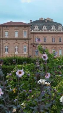 Venedik, Turin, İtalya, 11 Haziran 2023, Bahçe. Peyzaj tasarımı. Çok çeşitli çiçekler. (Bu cennetler) orada her yıl iki cennet var. Orada her iki cennet de çeşit güzel bahçeler var. Vinaria Sarayı 'nın arka planına karşı. Torino.