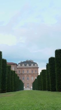 VENARIA, TURIN, ITALY, 11 Haziran 2023: Venaria Reale, İtalya 'da Venaria Reale Sarayı' nın dış bahçesi. Torino. Yüksek kalite 4k görüntü