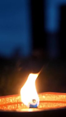 Gece kalenin bahçe parkında yanan bir mum. Yumuşak seçici odaklanma. Yüksek kalite 4k görüntü