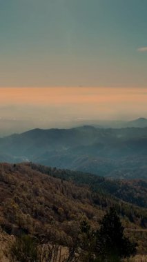Şafak vakti Alp Dağları. Zaman ayarlı. Küçük bulutlar, dağların üzerinde yoğun sis..