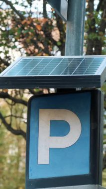 Bir kutuptaki güneş paneli tarafından desteklenen bir park işareti. Çevre dostu yol işaretleri. Yüksek kalite 4k görüntü