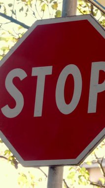 Yol tabelası. Arka planda, küçük bir kasabanın sonbahar manzarası..