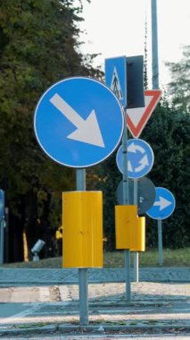 BELLA, İtalya, 23 Eylül 2023: kavşaktaki kavşaktan önce yolda birçok yol işareti vardı. Yüksek kalite 4k görüntü