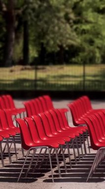 Red Outdoor Sandalyeleri Park Ayarları 'nda halka açık bir etkinlik için düzenlendi