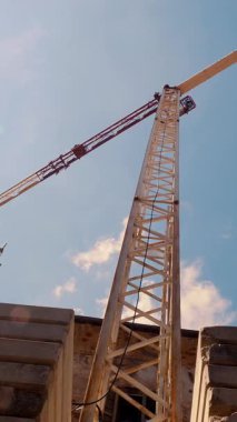 Açık Mavi Gökyüzü Altındaki Kentsel İnşaat Alanı üzerinde Crane Kuleleri
