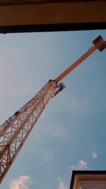 İnşaat Turnası Açık Bir Gün, Endüstriyel Gelişim Sahnesi