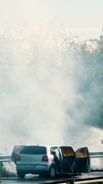 Kırsal Otoyolda Dumanlı Araba Kazasında Acil Müdahale Ekibi