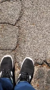 Kırık Asfalt Yolu 'nda Ayakların Birinci Şahıs Görünümü, Şehir Çürümesinin göstergesi