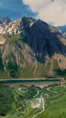 Bereketli Yeşil Vadileri ve Karlı Tepeleri olan Yaz Dağları