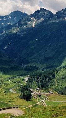 Sarmal Yollar ve Bereketli Yeşillik ile Alp Manzarası