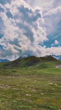 Bulutlu Gökyüzü Altında Lush Meadows ile Alp Manzarası Doğa Temalı Tasarım Projeleri İçin Mükemmel