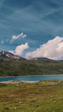 Alp Gölü manzarası, yemyeşil çayırlar ve görkemli dağlarla