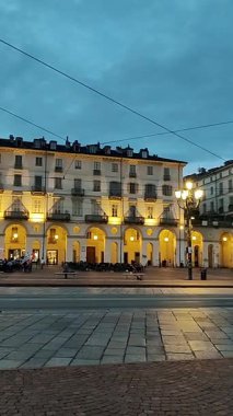 TURIN, ITALY, 15 AĞUSTOS 2024: Piazza Vittorio Veneto. Aydınlanmış Binaların Olduğu Görkemli Avrupa Meydanı 'nda Alacakaranlık Ambiansı