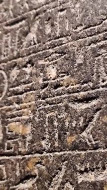 İçinde hiyeroglif yazıtların yatay sıraları olan taş tablet. Klasik Mısır anıtsal yazı biçimini gösteren gri taş yüzey.