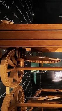 Turin, İtalya, Ağustos 15, 2024: Ulusal Otomobil Müzesi. Müzede Tarihi Tahta At Arabası Sergisi