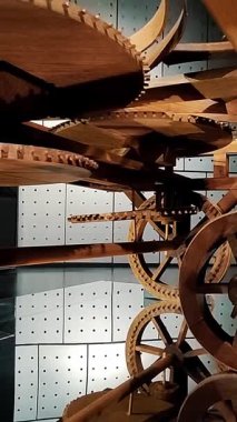 Turin, İtalya, Ağustos 15, 2024: Ulusal Otomobil Müzesi. Müzede Tahta Vites ve Mekanik Kurulum Ekranı Karmaşık