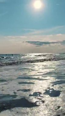 Gün batımında Okyanus Dalgaları 'nda parlayan Güneşli Huzur Sahili