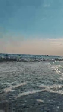 Gün batımında Huzurlu Sahil Manzarası: Huzurlu Bir Yaz Sahili Manzarası