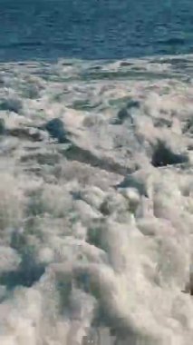 Güneşli bir plaj gününde deniz köpüğü. Yaz Posterleri ve Kartları için ideal.