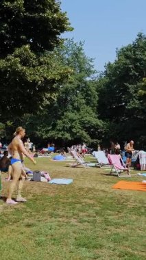 TÜRİN, İTALYA, AĞUSTOS 15 AĞUSTOS 2024: Parktaki Yaz Pikniği: Aileler ve Arkadaşların Açık Hava Gününün Tadını Çıkarması