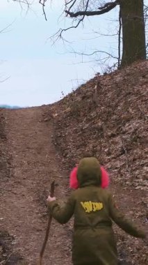 Ormandan tepeye koşar, dışarı çıkar, ceketli bir genç elinde bir sopayla ayağa kalkar, tıpkı bir gezgin gibi, yürüyen bir tur gibi. hedef başarı kavramı