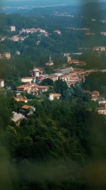 Köprüdeki metal bir ağ, uçuruma karşı koruyor, intiharları önlemek için bir bariyer görevi görüyor, sıklıkla hayal kırıklıkları, boşanmalar, iflaslar ile bağlantılı. Alplerdeki bir şehrin arka planı. Güneşli bir yaz günü
