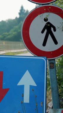 Trafik levhası. Kırmızı ve beyaz okları olan mavi kare. Yol çalışması tabelası. Yakın plan. Tamir çalışmaları yolda devam ediyor. Dikkat! Yol tamiri. Alp dağlarında büyük bir köprü. yaz günü.