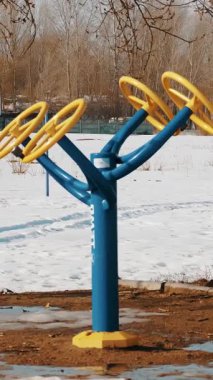 Sokak sporları simülatörleri. Açık hava spor sahası. Spor simülatörleriyle ıssız bir açık hava spor sahası, karla kaplı. Şehir plajı. güneşli kış günü.