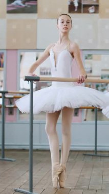 Bale salonunda, beyaz bale etekli iki kız, bale grupları, bale provaları, dans pistinde parmaklarının ucunda duran genç balerinler.....