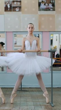 Bale salonunda, beyaz bale etekli kızlar, bale grupları, bale provaları ileri, genç balerinler ayak parmaklarının ucunda bale salonundaki korkuluklarda çömelmiş...