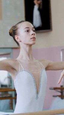 Bale salonunda, beyaz bale etekli kızlar, bale grupları, bale bölümünün provaları, genç balerinler, bale salonundaki korkuluklarda zarif ellerini kaldırır ve indirirler...