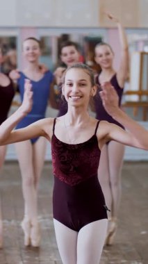 gülümseyerek, bir hava öpücük gönderme, incelikle bir bale figürü gerçekleştirme bir genç kız balerin bir leylak bale tek parça streç giysi içinde portresi..