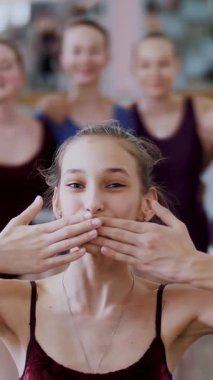 gülümseyerek, bir hava öpücük gönderme, incelikle bir bale figürü gerçekleştirme bir genç kız balerin bir leylak bale tek parça streç giysi içinde portresi..