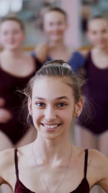 gülümseyerek, bir hava öpücük gönderme, incelikle bir bale figürü gerçekleştirme bir genç kız balerin bir leylak bale tek parça streç giysi içinde portresi..