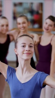 gülümseyerek, incelikle bir bale figürü gerçekleştirme bir genç kız balerin bir leylak bale tek parça streç giysi içinde portresi..