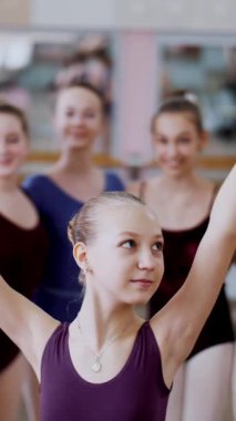 gülümseyerek, incelikle bir bale figürü gerçekleştirme bir genç kız balerin bir leylak bale tek parça streç giysi içinde portresi..