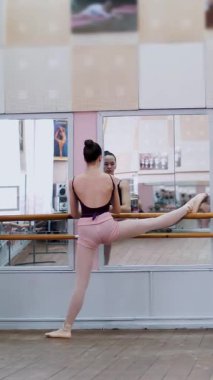 dans salonunda bale sınıf aynada, barre yakınındaki pointe ayakkabıları, barre, zarif, germe siyah tayt içinde genç balerinler ayakta..