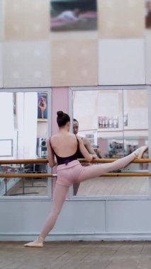 dans salonunda bale sınıf aynada, barre yakınındaki pointe ayakkabıları, barre, zarif, germe siyah tayt içinde genç balerinler ayakta..