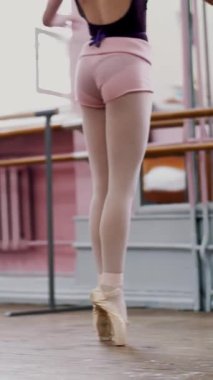 yakın, bale sınıfında, eski bir ahşap zemin üzerinde balerin glissade tr tournant, o zarif bale sınıf aracılığıyla hareket gerçekleştirir,.