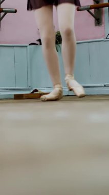 yakın, dans salonu, balerin pas courru, gerçekleştirir pointe, o hareketli ayak parmakları, pointe ayakkabı üzerinde zarif bale sınıf aracılığıyla,.