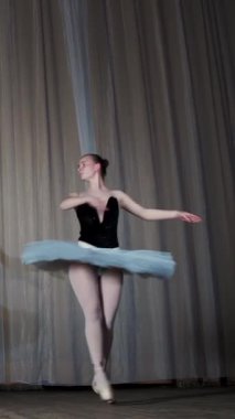 eski tiyatro salonu sahnesinde bale prova. Beyaz bale ayakkabıları, tutu ve pointe içinde genç balerin dans ediyor zarif belirli bale hareket, glissad tr tornant.